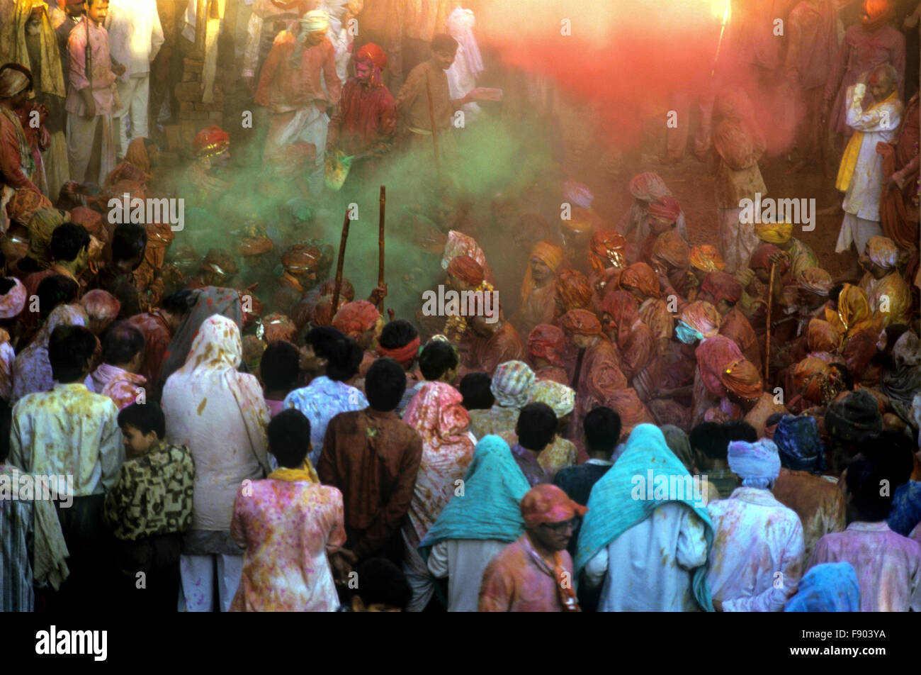 Gran numero di persone si sono radunate a Nandgaon spruzzare acqua colorata e polvere durante Holi festival, Mathura Uttar Pradesh, India Foto Stock