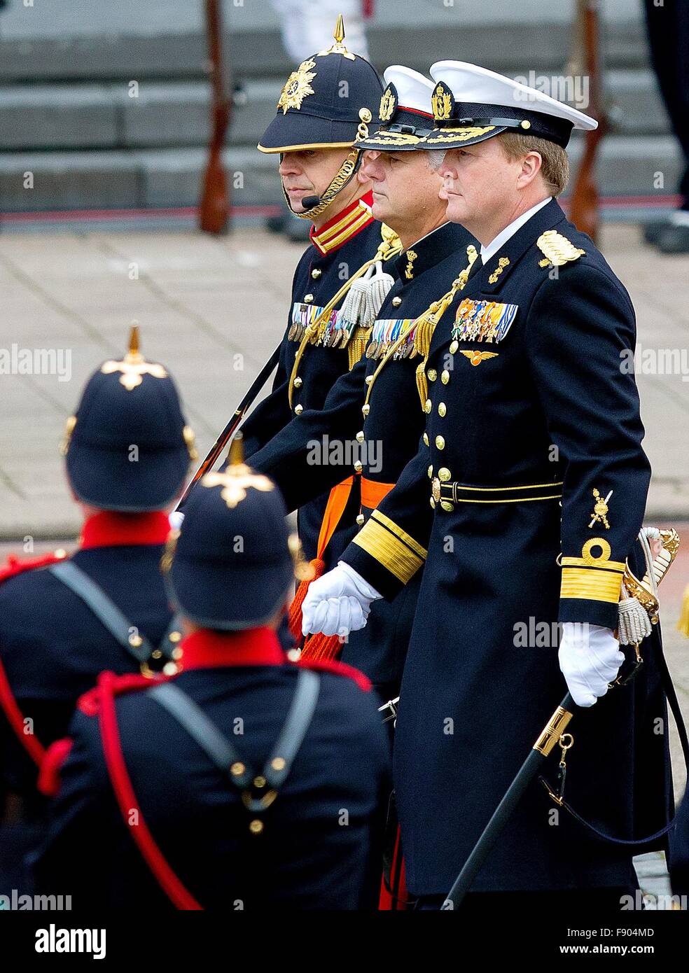 Rotterdam, Paesi Bassi. Dodicesimo Dicembre, 2015. Dutch King Willem-Alexander partecipando alla celebrazione del 350° anniversario del Marine Corps a Rotterdam, 12 dicembre 2015. RPE/Albert Nieboer/Paesi Bassi - nessun filo SERVICE - Credit: dpa picture alliance/Alamy Live News Foto Stock
