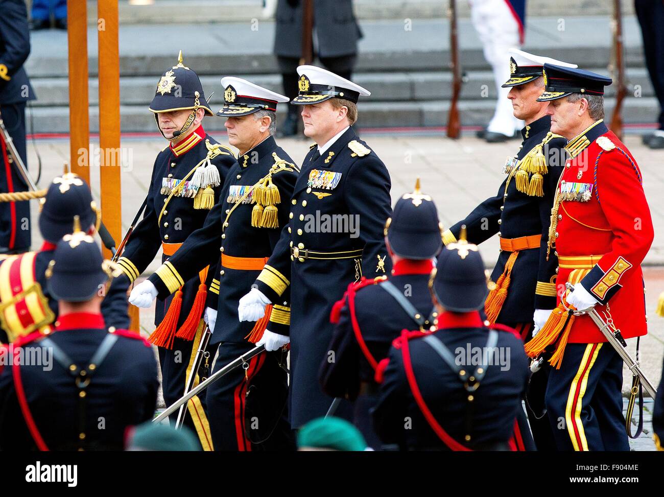 Rotterdam, Paesi Bassi. Dodicesimo Dicembre, 2015. Dutch King Willem-Alexander partecipando alla celebrazione del 350° anniversario del Marine Corps a Rotterdam, 12 dicembre 2015. RPE/Albert Nieboer/Paesi Bassi - nessun filo SERVICE - Credit: dpa picture alliance/Alamy Live News Foto Stock