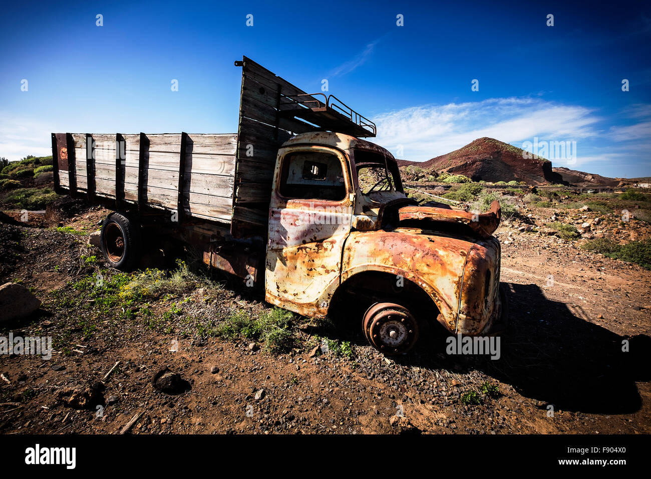 Vecchio carrello abbandonato su una finca vicino a Palm Mar, Tenerife, Isole Canarie, Spagna. Foto Stock
