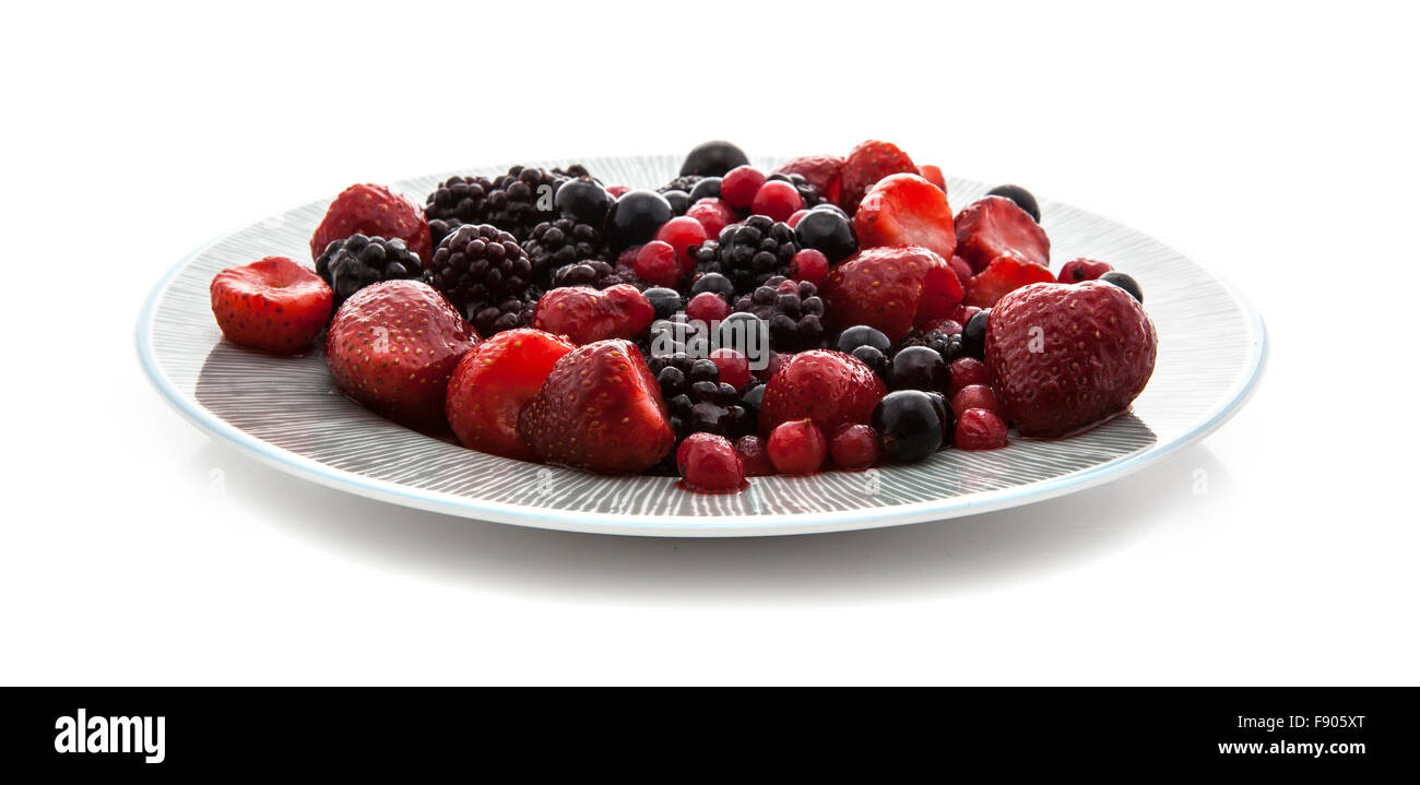 Piatto di frutta fresca su sfondo bianco Foto Stock