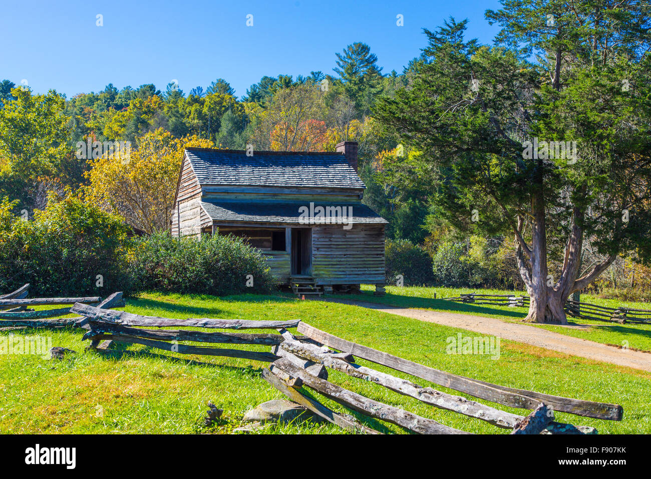 Storica vecchia cabina in Cades Cove nel Parco Nazionale di Great Smoky Mountains Tennessee Foto Stock