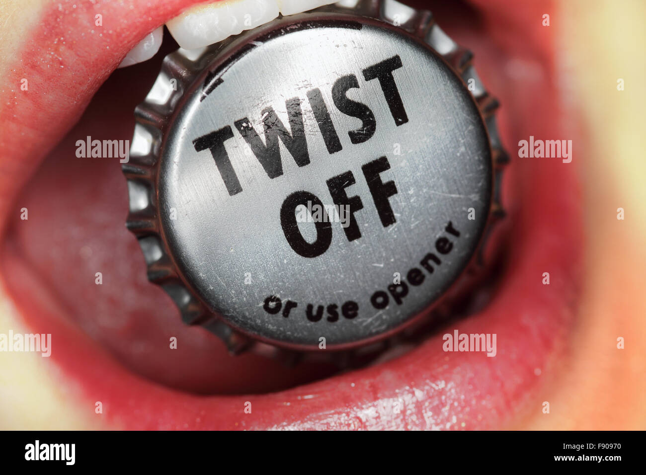 Twist Off tappo di birra in bocca womans Foto Stock