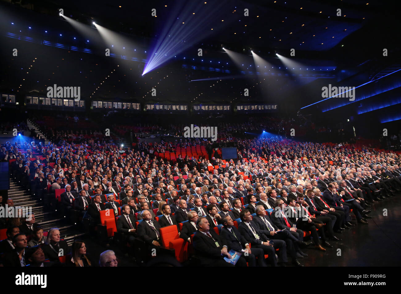 Parigi, Francia. 12 Dic, 2015. Vista generale della UEFA EURO 2016 final draw cerimonia presso il Palais des Congrès di Parigi, Francia, 12 dicembre 2015. La UEFA EURO 2016 di calcio avranno luogo dal 10 giugno al 10 luglio 2016 in Francia. Foto: Christian Charisius/dpa/Alamy Live News Foto Stock