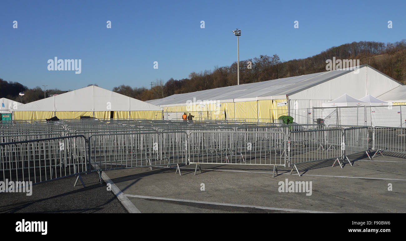 Una stazione di vuoto in corrispondenza del confine tra Austria e Slovenia in Spielfeld, Austria, 10 dicembre 2015. I preparativi per accogliere migliaia di profughi sono in corso. In Austria è stato la costruzione di una recinzione al suo confine sloveno per giorni. La recinzione così come quasi 30 contenitori portatili, servizi igienici e quattro grandi tende riscaldabile, che è in grado di accogliere fino a mille persone ciascuno, permetterà di "regolare entrata' di rifugiati entro la fine dell'anno, secondo il governverment austriaco. Foto: MATTHIAS ROEDER/dpa Foto Stock