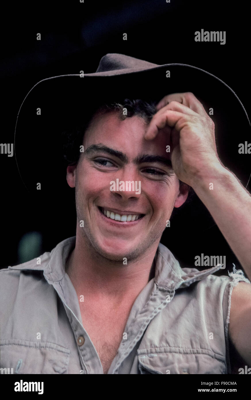 Un giovane australiano del cowboy che accoglie i visitatori con un sorriso nel fiume nevoso paese al piazzale di stoccaggio Creek vicino a Mansfield, Victoria, Australia. Chris Stoney è anche un attore che è apparso nel 1988 Western film di avventura, "ritorno al fiume nevoso." Era un sequel del 1982 hit, "l'uomo dal fiume nevoso,' che starred Kirk Douglas e è stato nominato per un Golden Globe Award come Miglior Film Straniero. Modello rilasciato. Foto Stock