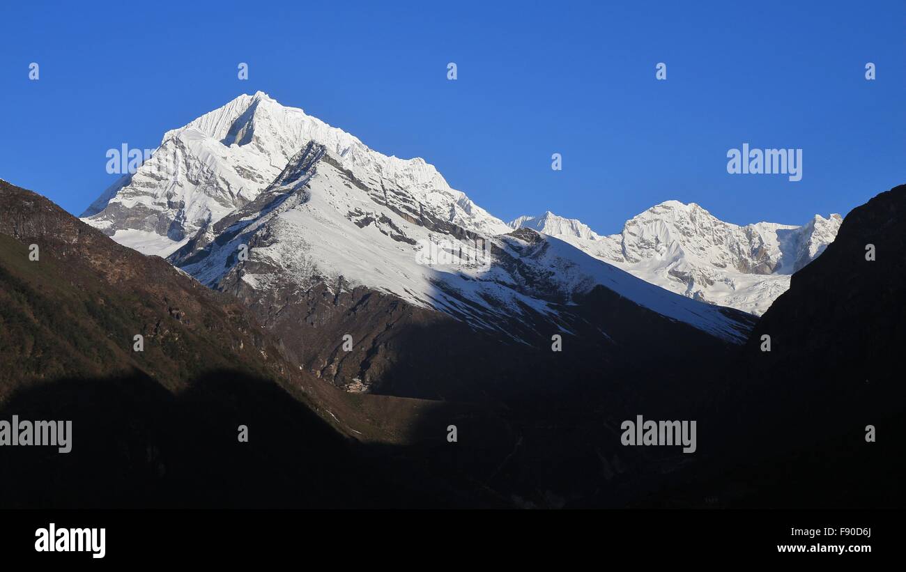 Alte montagne vicino a Namche Bazaar di sunrise Foto Stock