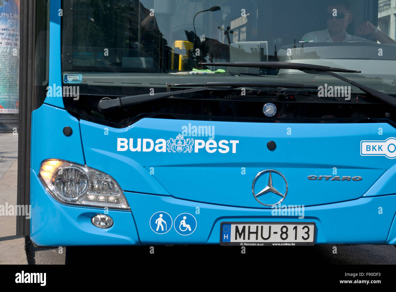 Un moderno pubblico autobus blu a Budapest, Ungheria. Foto Stock