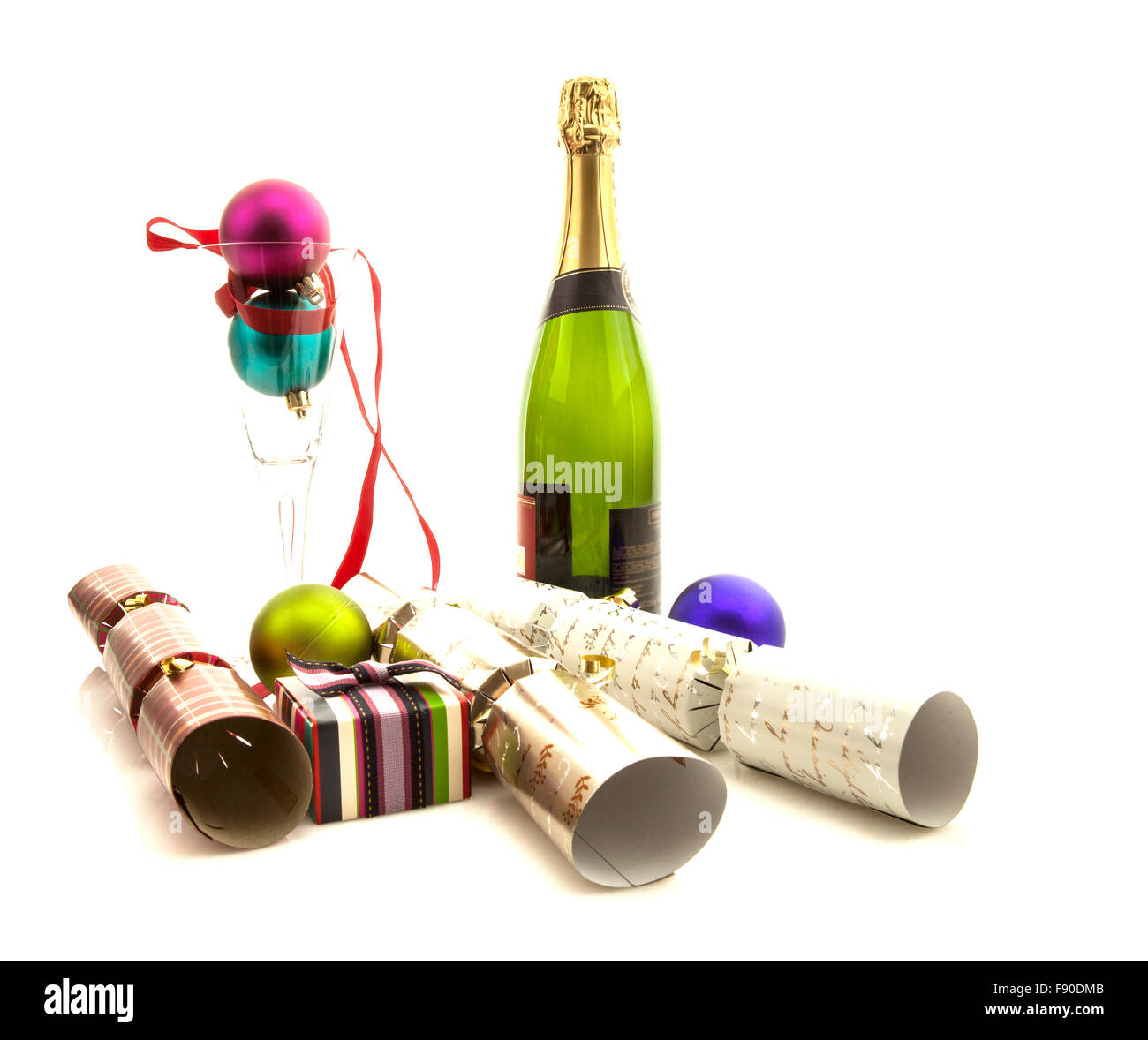 Tempo di festa per celebrare il nuovo anno con lo champagne, presenta e crackers Foto Stock