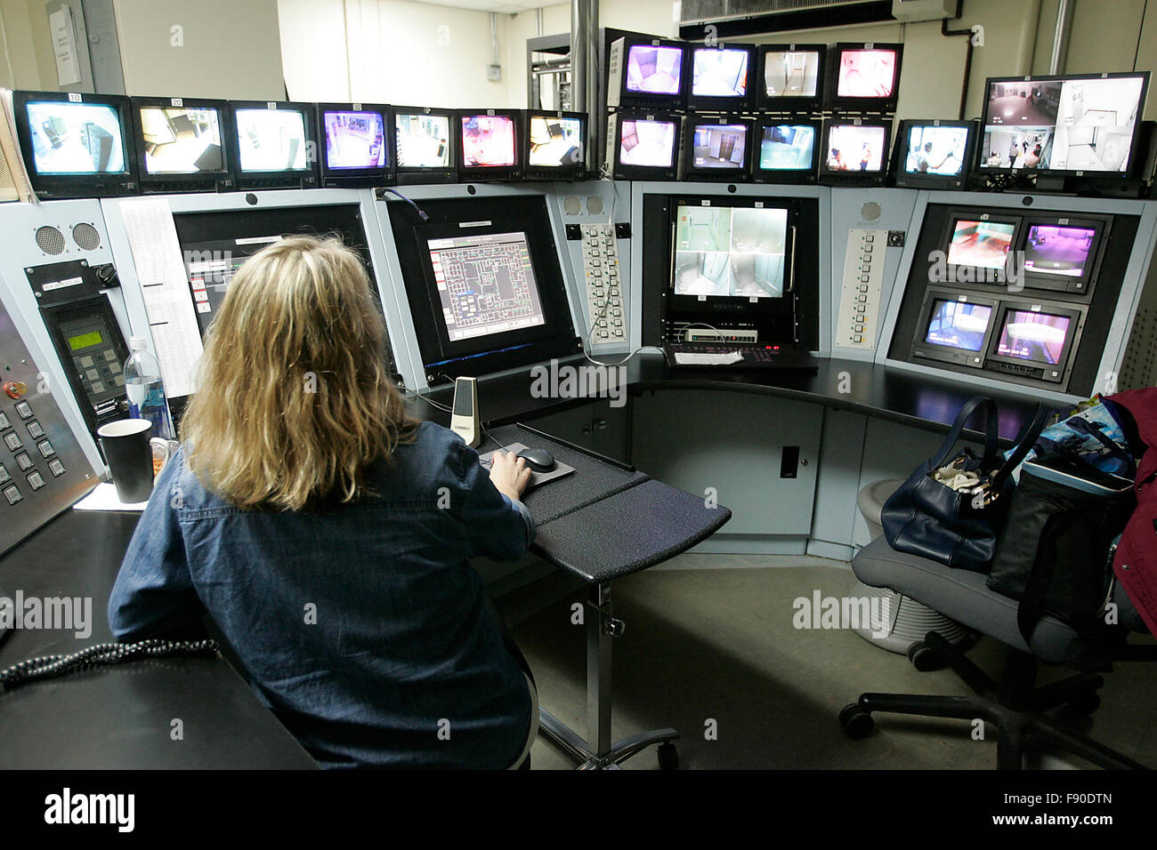 Napa Valley, CA, Stati Uniti d'America. Undicesimo Dec, 2015. La contea di Napa correzionali Officer Cheryl Daysh monitora la prigione attività dalla sala di controllo. © Napa Valley Register/ZUMA filo/Alamy Live News Foto Stock