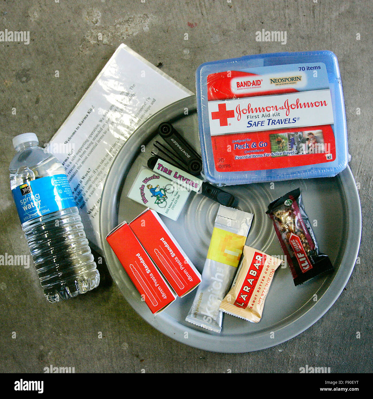 Napa Valley, CA, Stati Uniti d'America. L'8 dicembre, 2015. Andre Garcia ha creato il Karma, kit di emergenza per la fornitura kit per ciclisti e guide di scorrimento che possono essere trovati in Napa Valley e Sonoma contee. I kit contengono acqua, tubi di bicicletta e kit di riparazione, barrette energetiche, un kit di primo soccorso e altri elementi. Il progetto, iniziato nel 2008, avrà 17 kit per la fine dell'anno. © Napa Valley Register/ZUMA filo/Alamy Live News Foto Stock