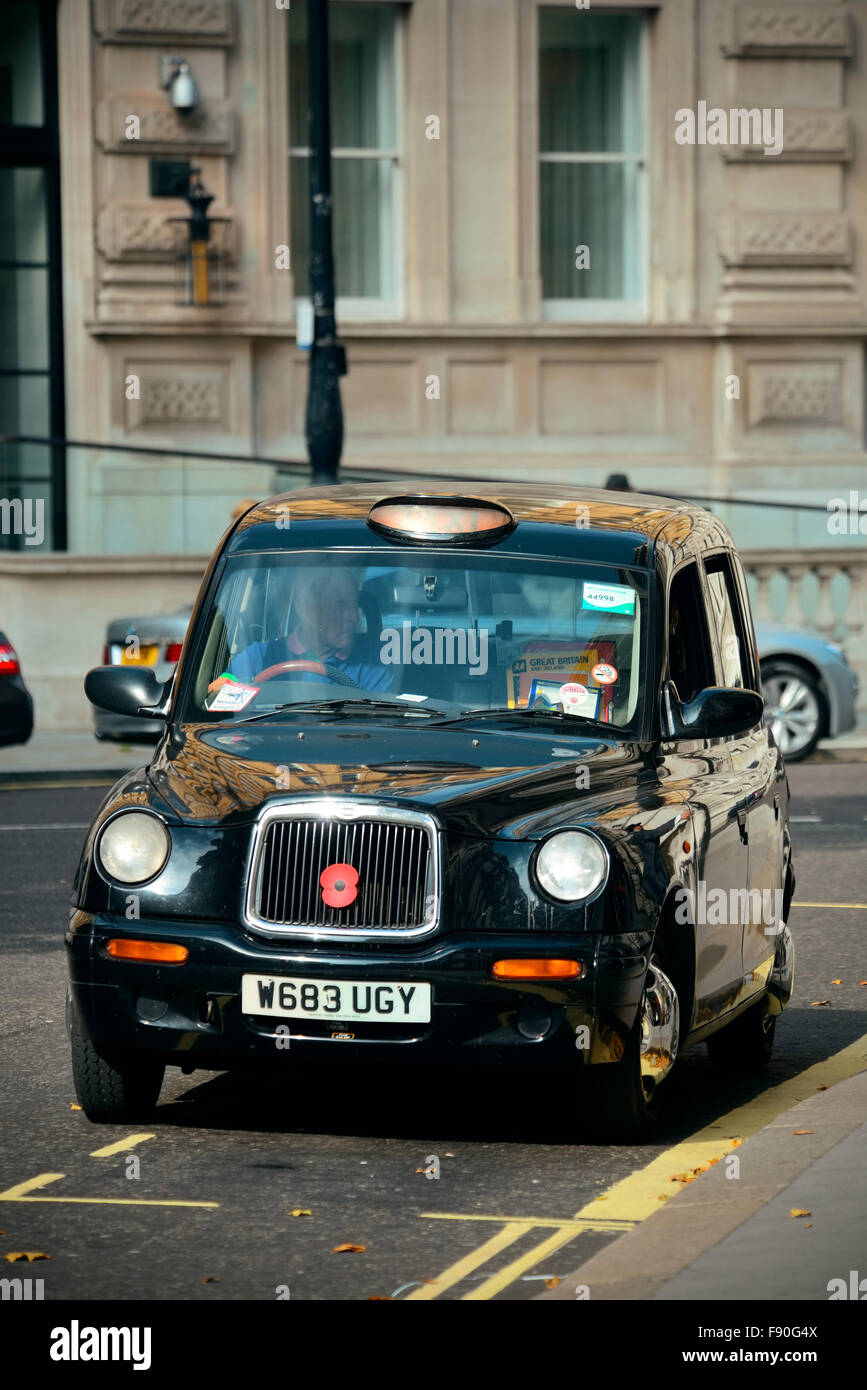 LONDON, Regno Unito - Sep 27: London Street view con taxi vintage il 27 settembre 2013 a Londra, Regno Unito. Londra è il mondo più visitato la città e la capitale del Regno Unito. Foto Stock