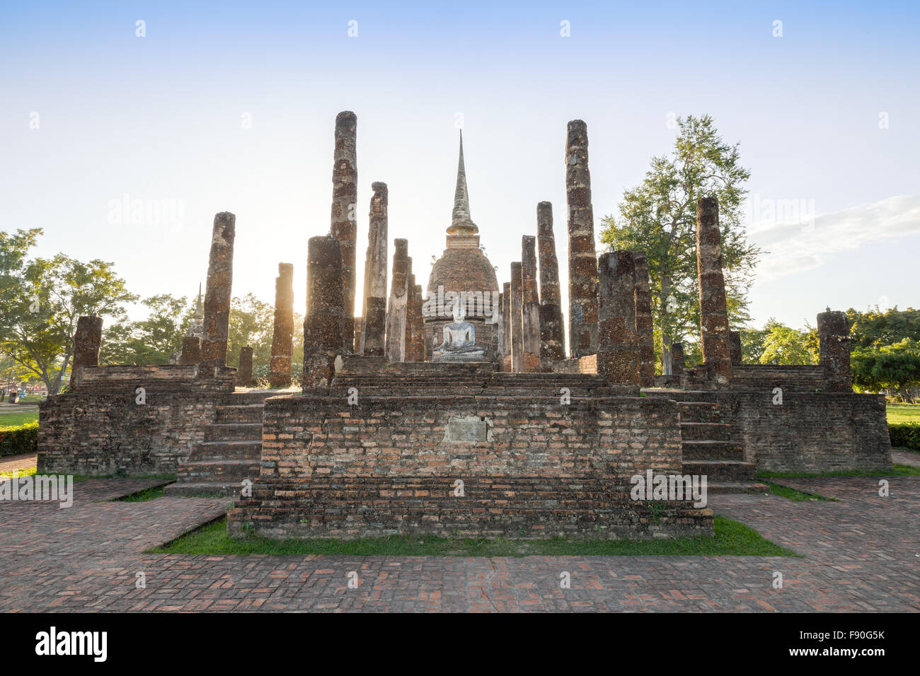Antico tempio buddista rovine di Sukhothai historical park,della Thailandia. Foto Stock