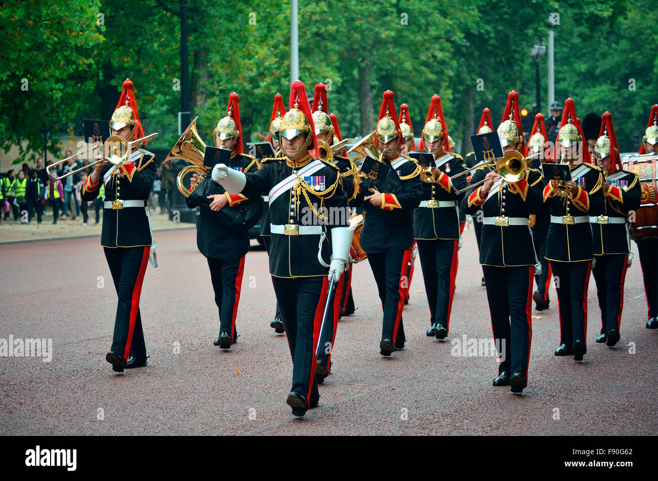 LONDON, Regno Unito - Sep 27: il cambio della guardia sfilata il 27 settembre 2013 a Londra, Regno Unito. La cerimonia è una delle attrazioni principali di Londra e del Regno Unito di tradizioni militari. Foto Stock