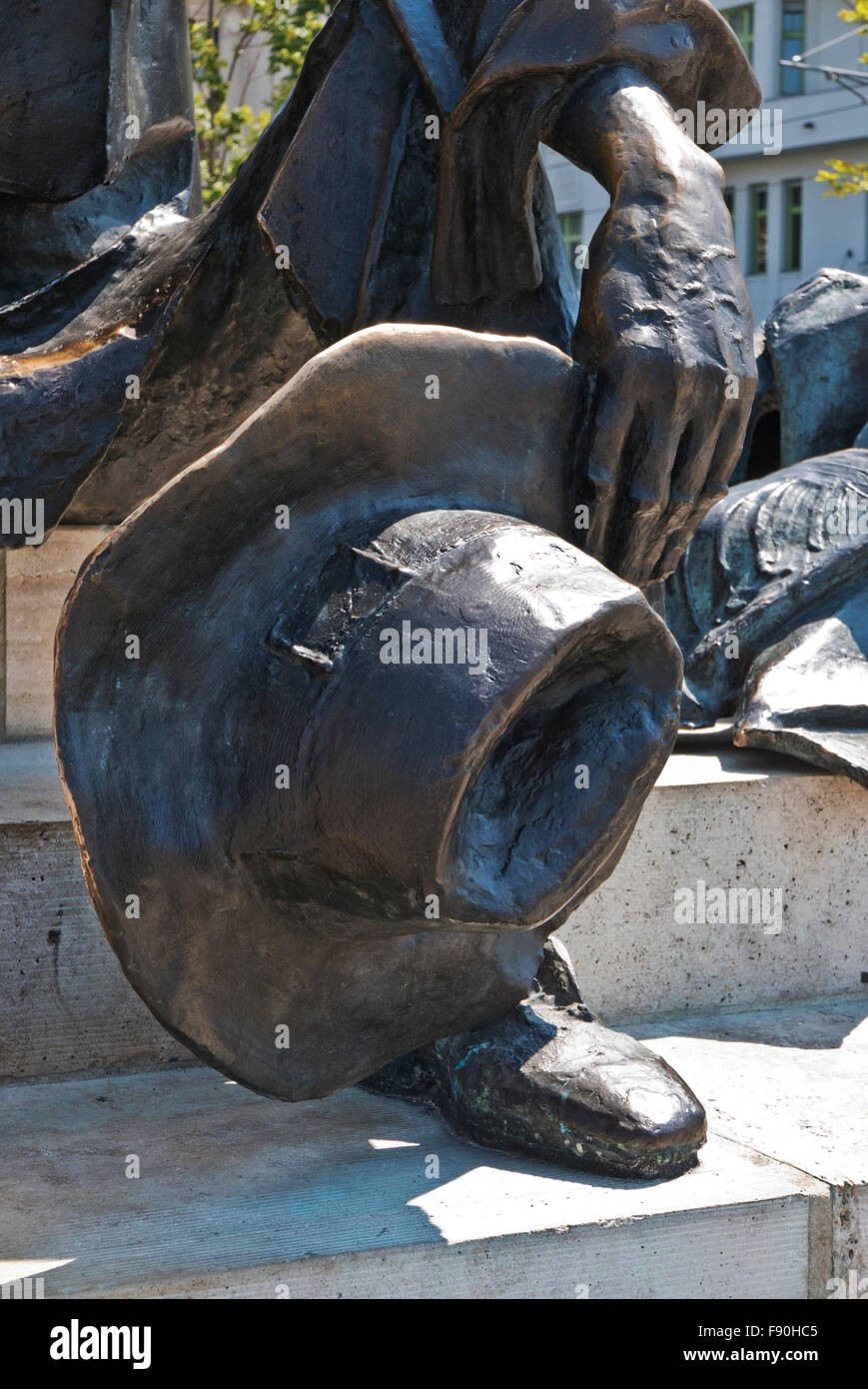 Attila Jozsef seduto tenendo il suo cappello in mano la scultura vicino al parlamento ungherese, Budapest, Ungheria. Foto Stock