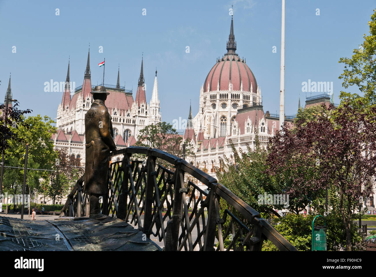 Una scultura di Imre Nagy, un uomo su un piccolo ponte di fronte al palazzo del Parlamento, Budapest, Ungheria. Foto Stock