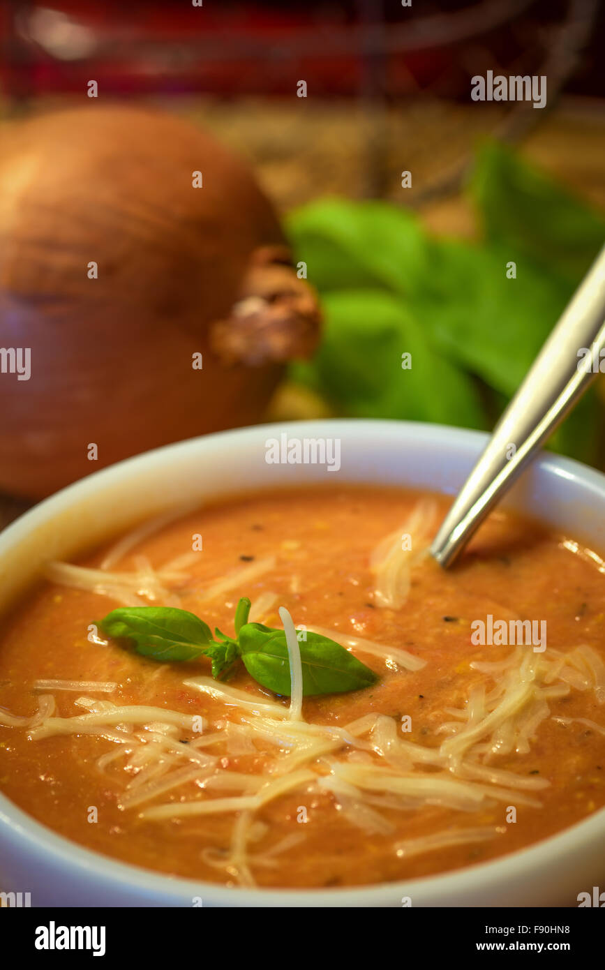 Zuppa di pomodoro con formaggio e basilico Foto Stock