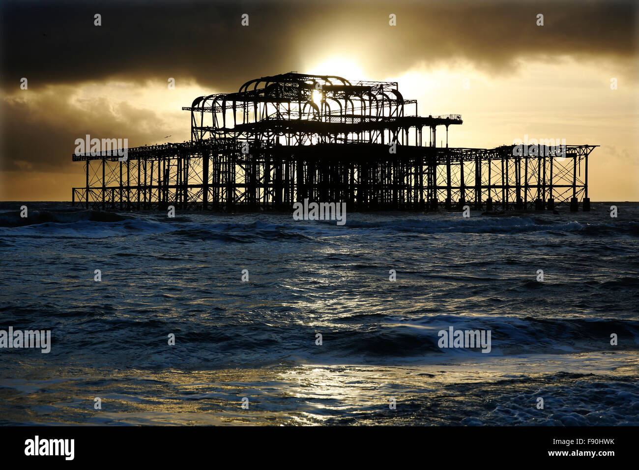 Pomeriggio di sole risplende attraverso il cielo in tempesta dietro il Molo di Ponente a Hove vicino a Brighton, Regno Unito Foto Stock