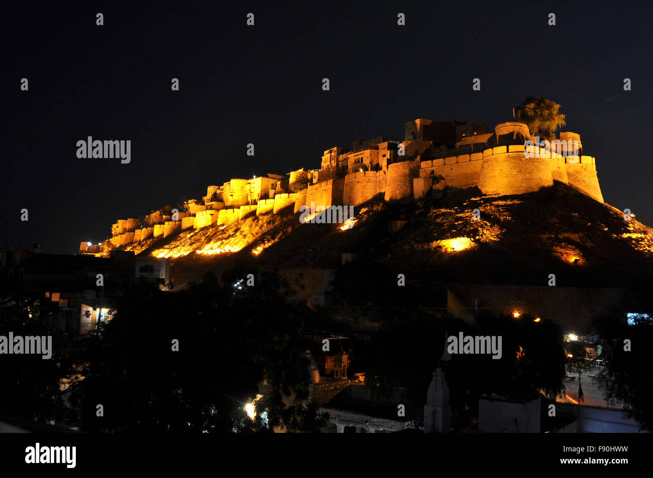 La bellezza di Jaisalmer Fort inondazioni per luci nella notte è stato costruito da Bhati Rajput righello Jaisal nel 1156, Jaisalmer, Rajasthan in India Foto Stock