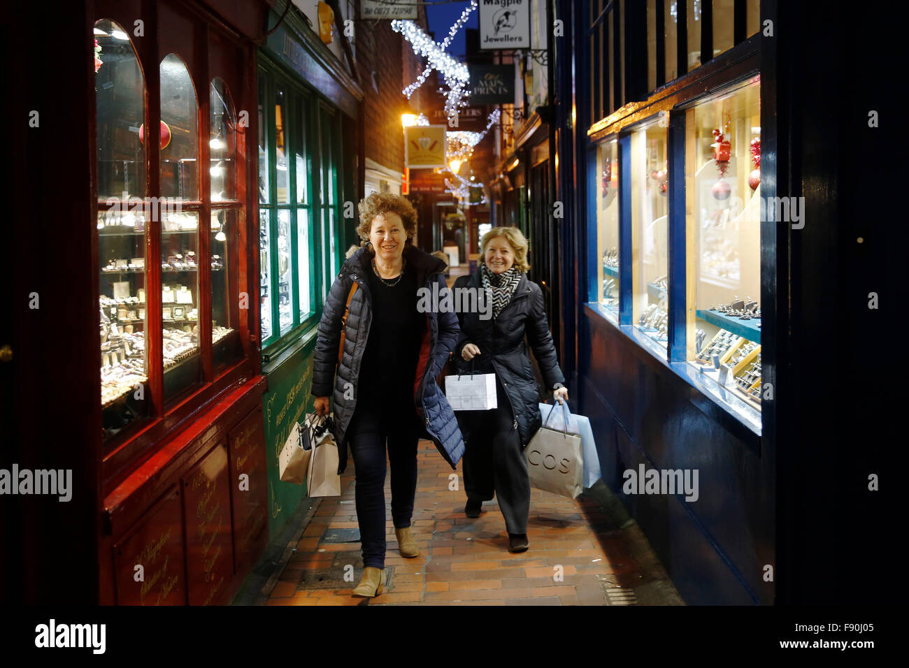 Le donne portano lo shopping natalizio nelle corsie in Brighton, Regno Unito Foto Stock