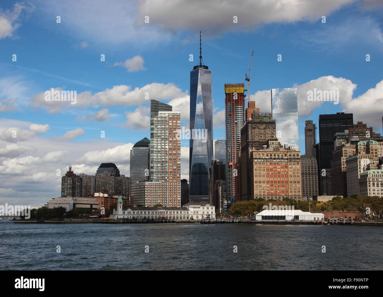 World Trade Center di New York Freedom Tower con uno skyline e acqua Foto Stock