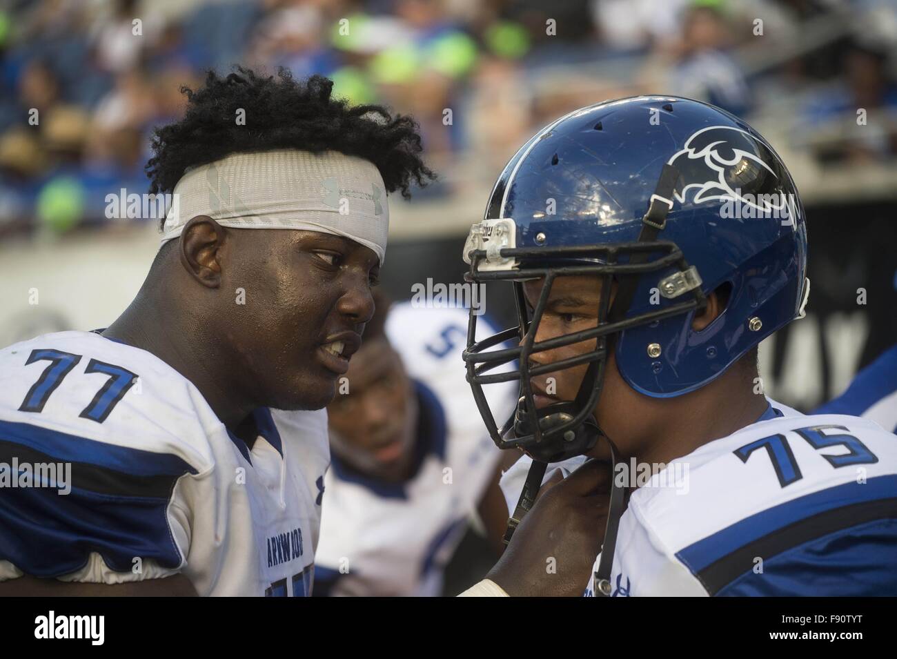 Florida, Stati Uniti d'America. 12 Dic, 2015. Zack Wittman | Orari.Armwood Mike Brown dà un pep parla del suo compagno di squadra, studente del secondo anno Malik Hunt-Cruz dopo Armwood cadde in un 35-punto durante il disavanzo Armwood Alta Scuola del gioco contro Miami Central Senior High School di classe 6A 2015 FHSAA finali di calcio nel pomeriggio di Sabato, Dicembre 12, 2015 alla ciotola dell'agrume a Orlando. © Tampa Bay volte/ZUMA filo/Alamy Live News Foto Stock