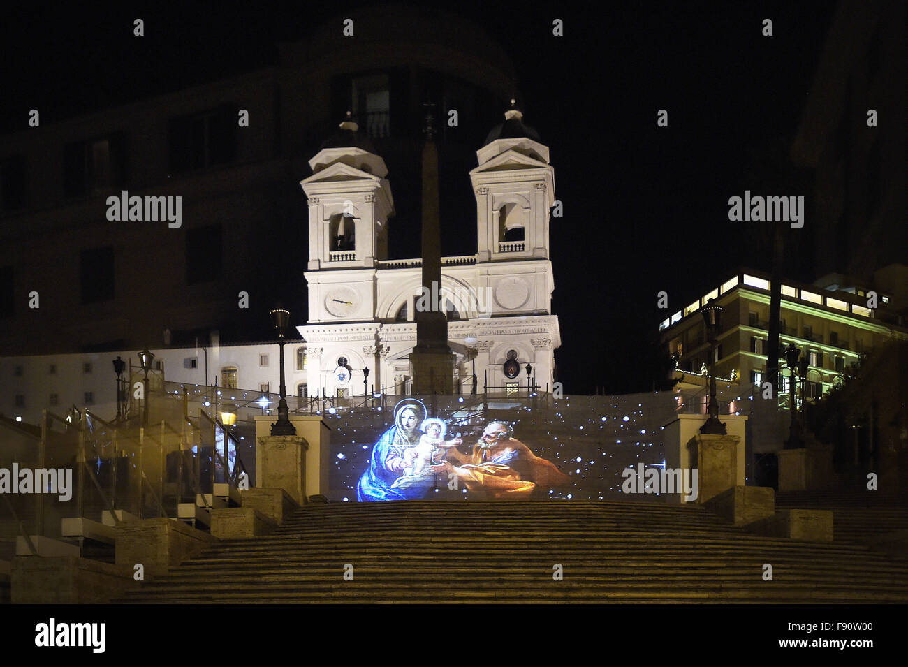 Il 12 Dic. 2015 - Europa, Italia, Roma, 12 dicembre 2015:Piazza di Spagna.it si è aperto con il coro del Beato Angelico Minerva, diretto da Valentyna Rivis, che ha intonato alcuni canti natalizi, la prima sporgenza sulla scalinata di Trinita dei Monti ' gioia di Natale, le luci del Natale in arte ', l'iniziativa ha cercato Confcommercio Roma per sostituire il tradizionale Presepe che quest anno sarà preparato per il lavoro in corso per le scale . Una sorta di " compensazione "' per questa mancanza con un '' restauro virtuale '' attraverso alcune rappresentazioni pittoriche della Natività, nei circuiti Foto Stock