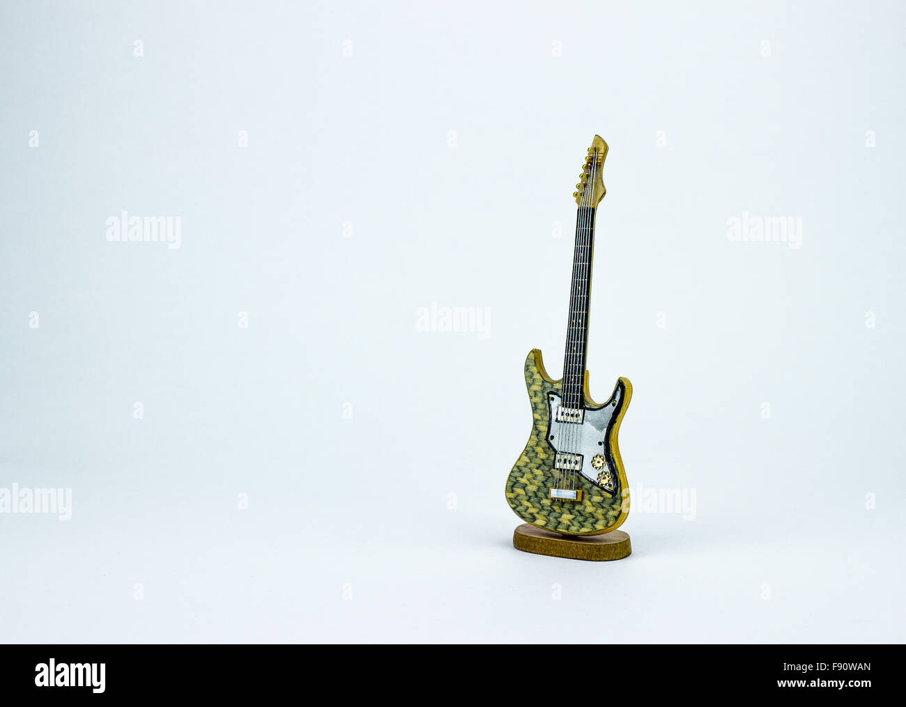 Chitarra in miniatura su sfondo bianco Foto Stock