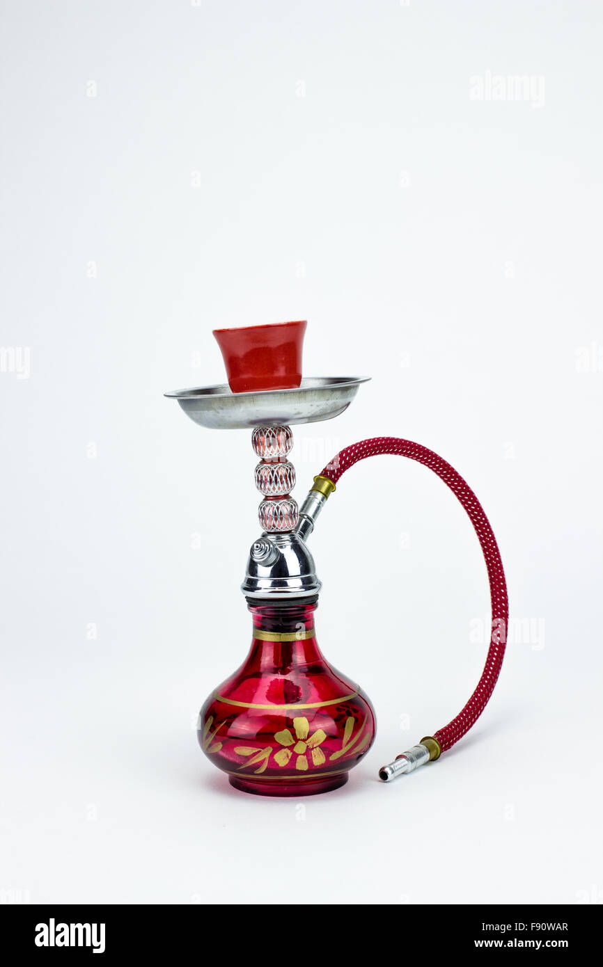 Hookah rosso su sfondo bianco Foto Stock