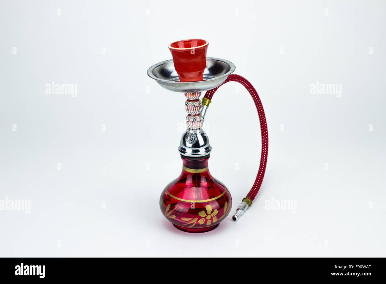Hookah rosso su sfondo bianco Foto Stock