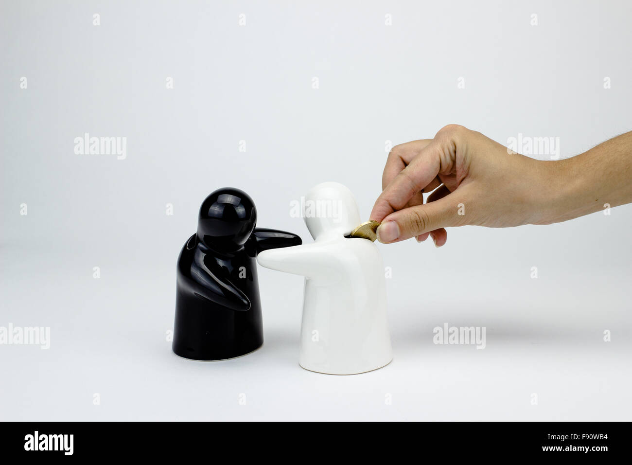 Ceramica banca penny figurine su sfondo bianco Foto Stock