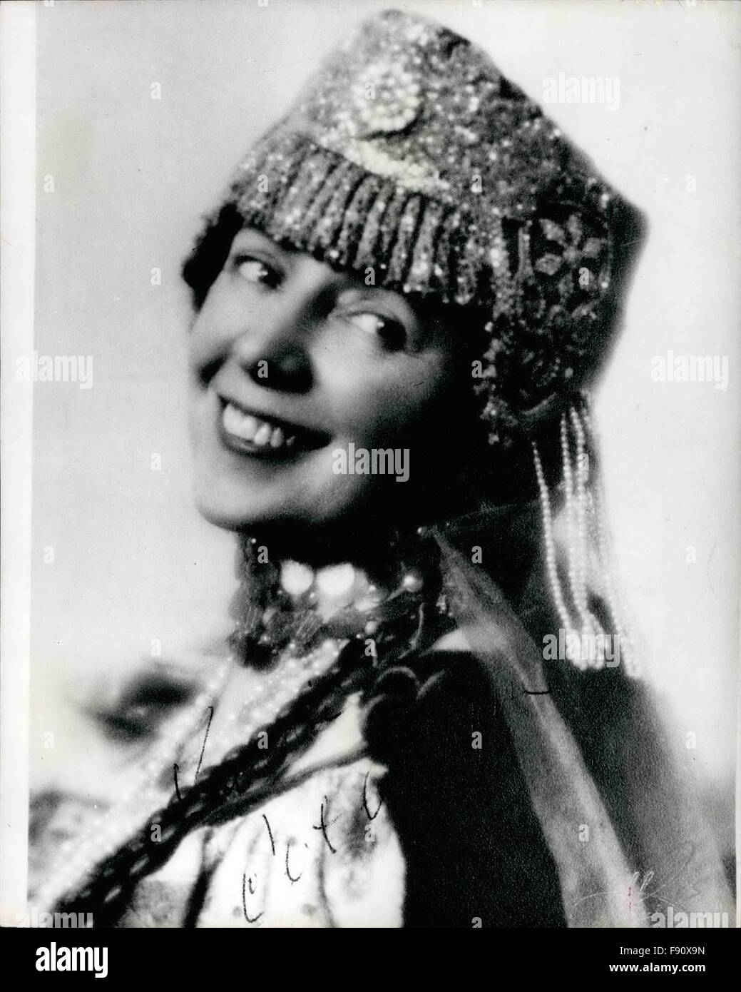 1895 - Olga Preobrajenska - come ella era in grande giorni di Tsardom in Russia - quando lei era una stella del Balletto Imperiale. Ballet's Grand Old Lady insegna ancora giovani 86-anno-vecchio ballerina russa gestisce una scuola di danza a Parigi: al suono del pianoforte, in una pri Studio ragazzi con aspirazioni da ballerine, apprendere i rudimenti e alcuni dei punti di anticipo, della danza, insegnando loro e dando loro il beneficio della sua vasta esperienza e talento, è un po' vecchia signora di ottanta sei. Nei giorni prima della rivoluzione, Preobrajenska era all'altezza della sua fama come ballerina in Imper Foto Stock