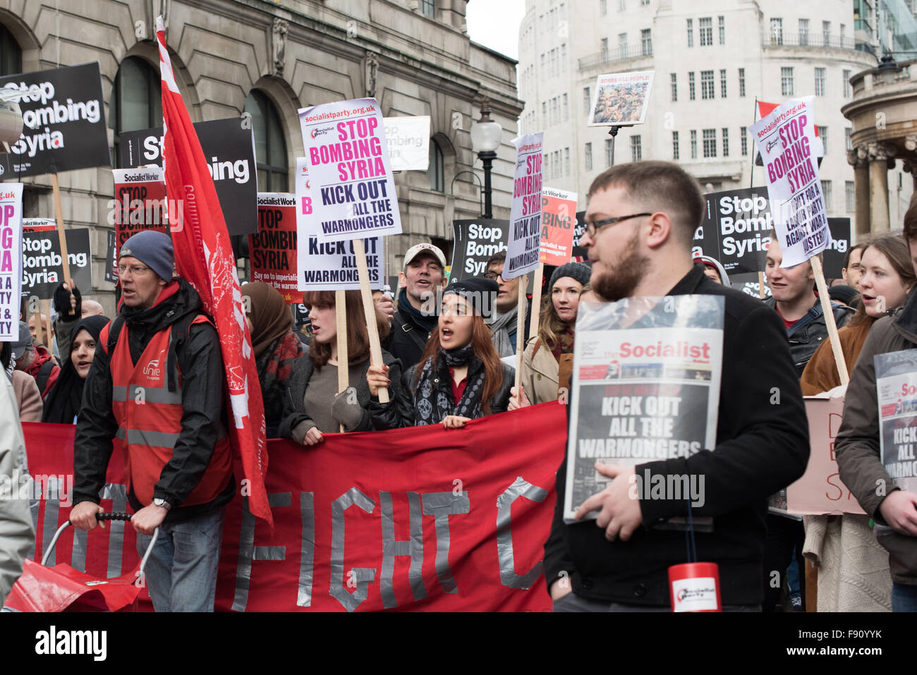 Londra, Regno Unito. 12 Dic, 2015. Molte centinaia hanno preso a Londra centrale strade per prendere parte a una marcia di protesta per fermare il bombardamento della Siria, partendo dalla BBC Broadcasting House e termina a Downing Street. Credito: pmgimaging/Alamy Live News Foto Stock