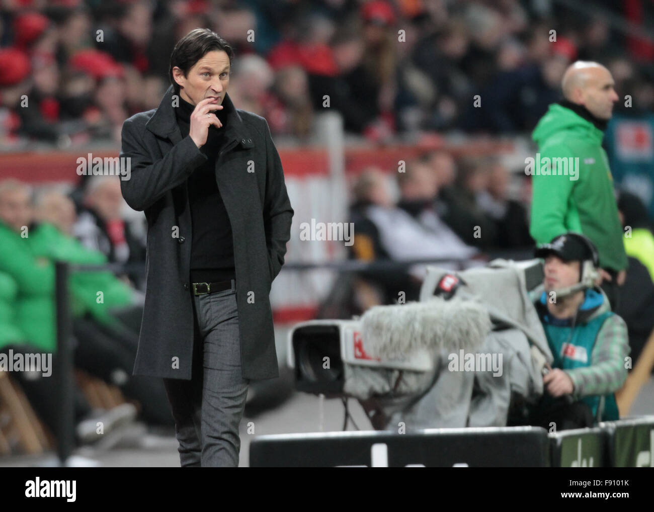 Leverkusen, Germania. 12 Dic, 2015. Calcio, 1. Bundesliga, giornata 16, Bayer 04 Leverkusen vs Borussia Moenchengladbach, Leverkusen, 12.12.2015: Headcoach Roger Schmidt (Leverkusen). Credito: Juergen schwarz/Alamy Live News Foto Stock