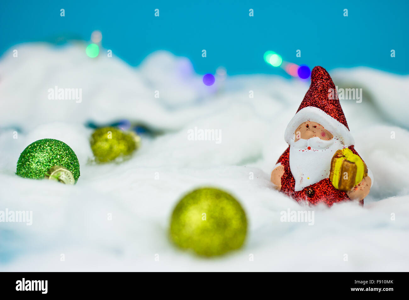 Babbo Natale figurina su blackground blu con decorazioni di Natale Foto Stock