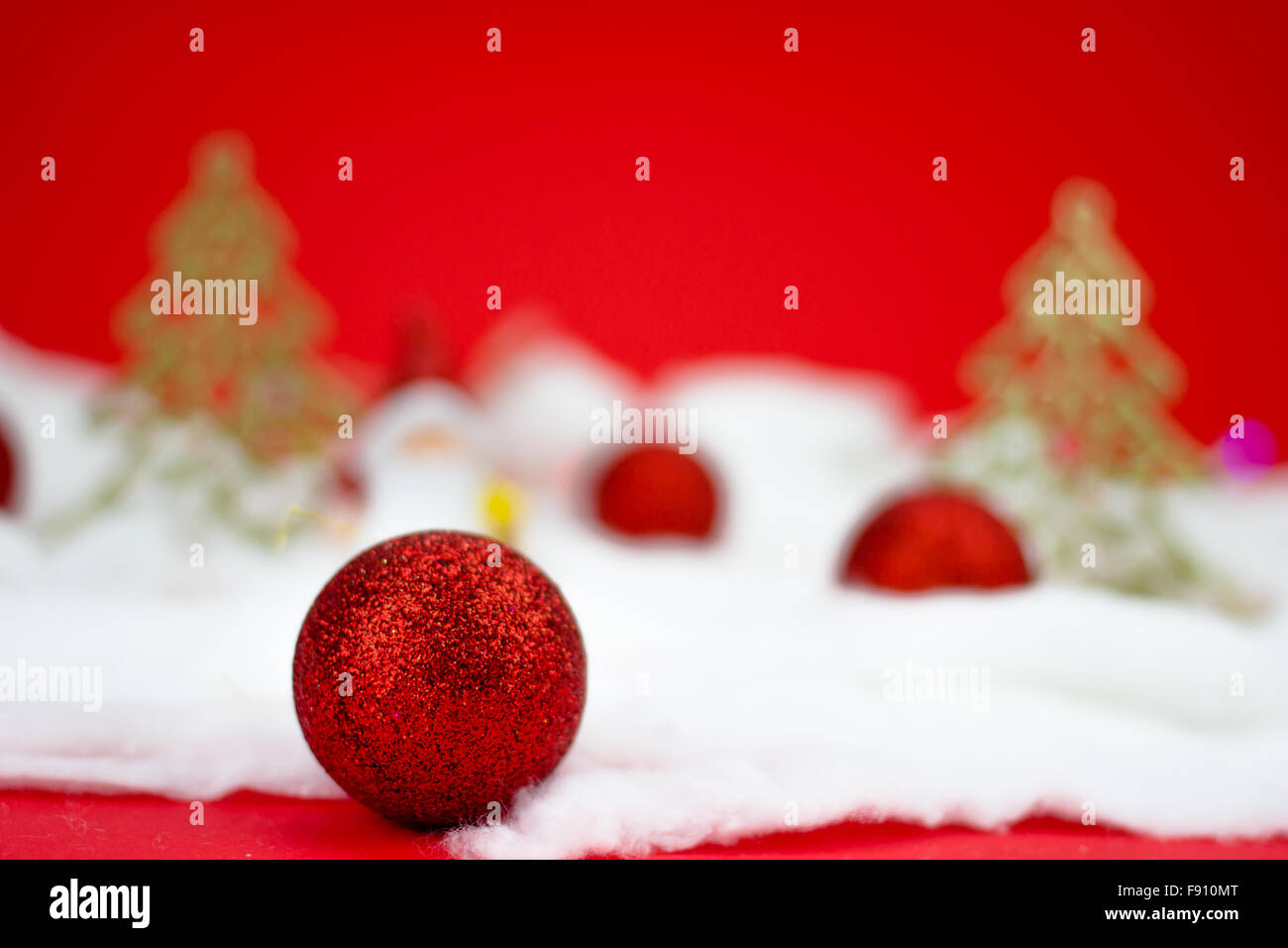 Red decorazione di Natale su sfondo rosso Foto Stock