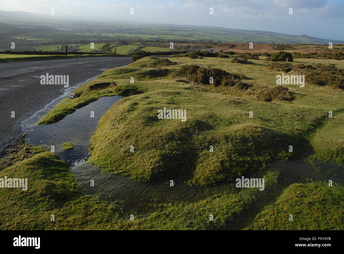 Vista da Whitchurch comune, Parco Nazionale di Dartmoor, tutta la carne di maiale Hill verso la costa, dopo la pioggia e la neve si fondono in gennaio. Foto Stock