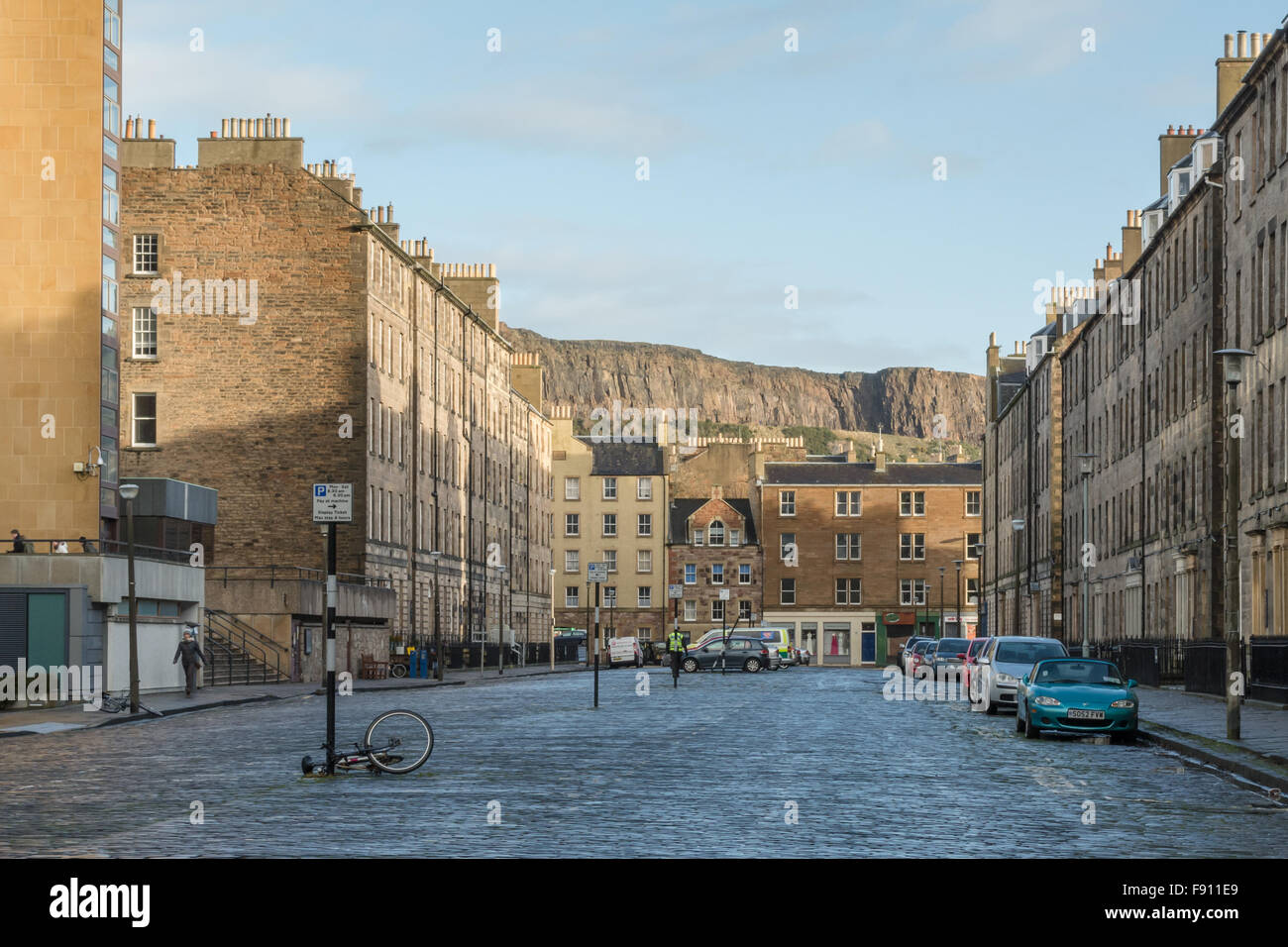 Buccleuch Place, Edimburgo, Scozia - guardando verso edifici su Buccleuch Street e Salisbury Crags, Holyrood Park oltre Foto Stock