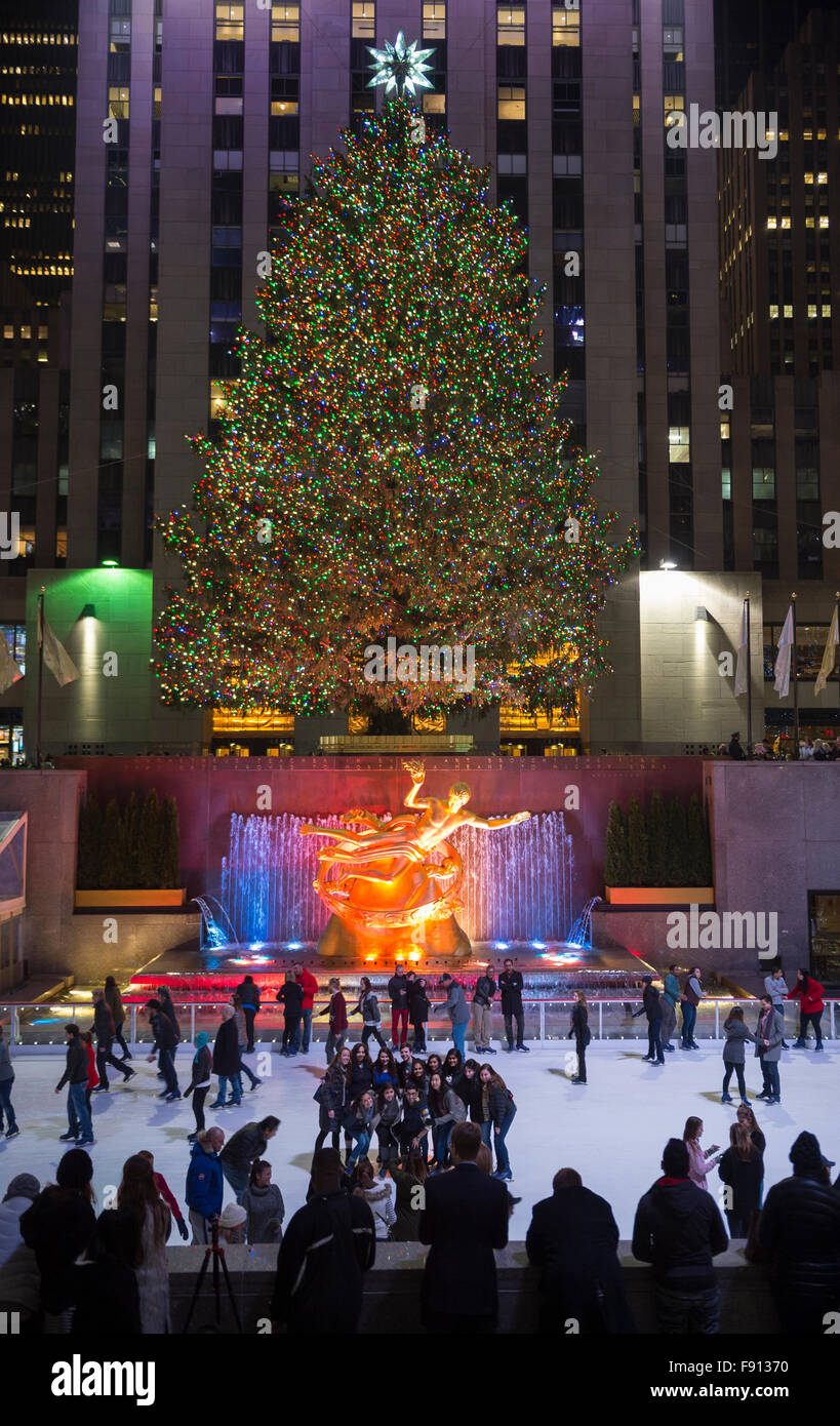 La città di NEW YORK, Stati Uniti d'America - 10 dicembre 2015: pattinatori riempire il campo di pattinaggio sotto il Rockefeller Center albero di Natale. Foto Stock