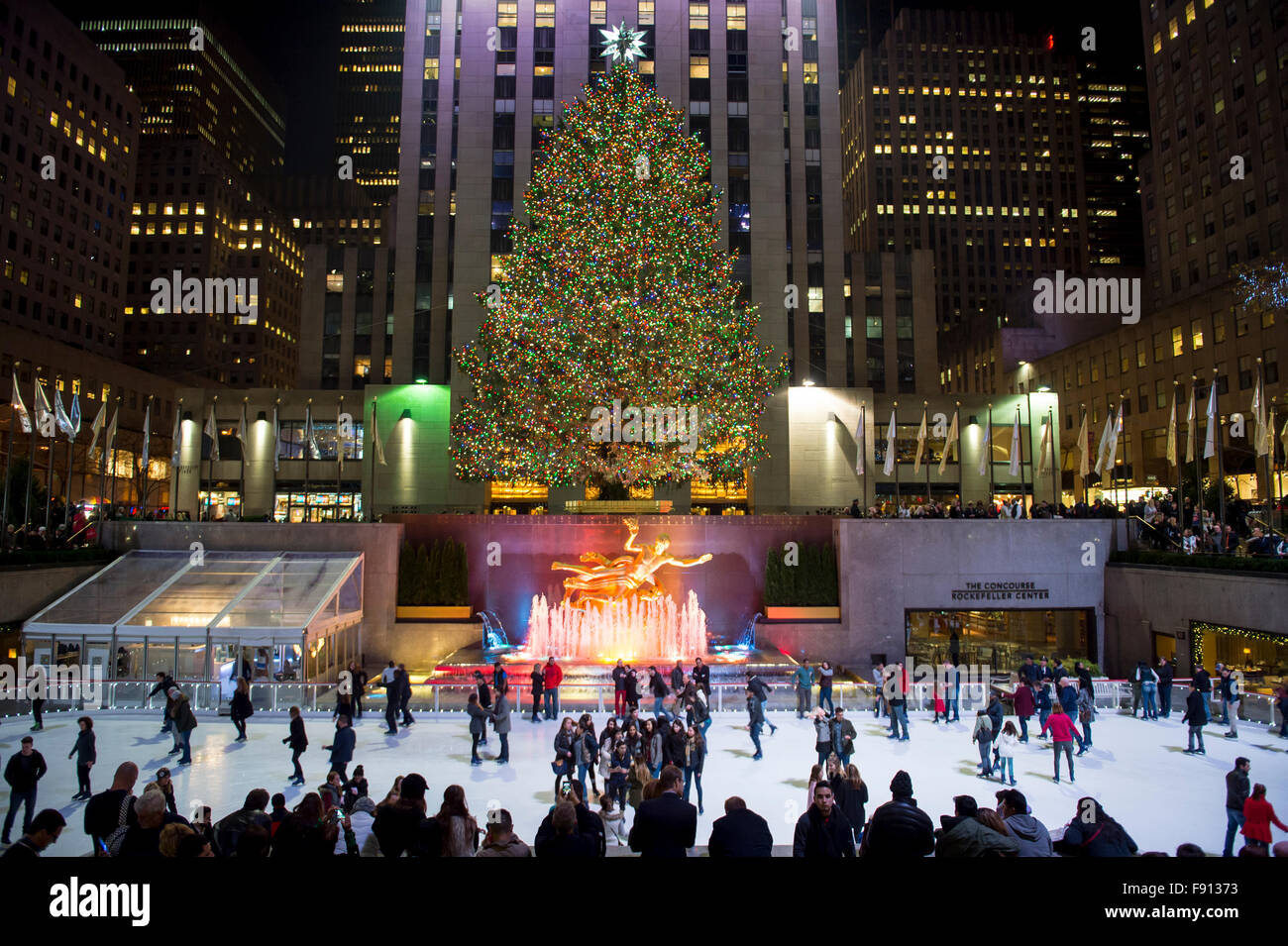 La città di NEW YORK, Stati Uniti d'America - 10 dicembre 2015: pattinatori riempire il campo di pattinaggio sotto il Rockefeller Center albero di Natale. Foto Stock