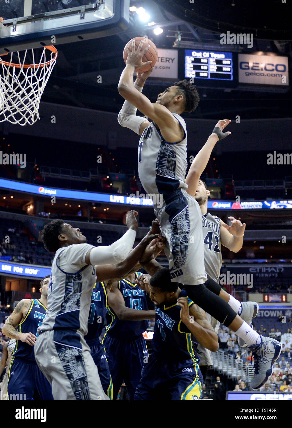 Washington, DC, Stati Uniti d'America. 12 Dic, 2015. 20151212 - Georgetown avanti Isacco COPELAND (11) pone nuovamente un colpo mancato per un punteggio contro UNC-Wilmington nella seconda metà al Verizon Center di Washington. © Chuck Myers/ZUMA filo/Alamy Live News Foto Stock