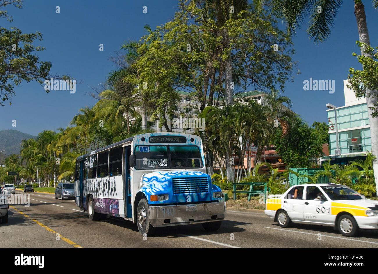 Il traffico sulla Avenida Costera Miquel Aleman, Acapulco, Messico. Denominato anche 'l'Costera' o 'Avenida Costera' Foto Stock