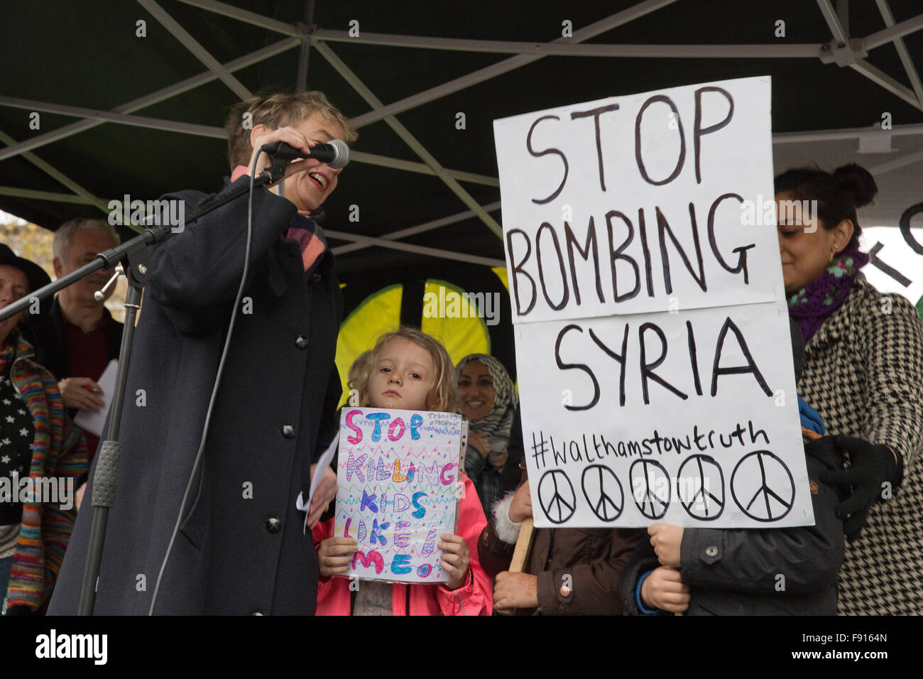 Londra, Regno Unito. Dodicesimo Dicembre, 2015. I bambini tenere cartelli per chiedere la fine dei bombardamenti contro la Siria a fermare la guerra di coalizione al di fuori di protesta a Downing Street. Credito: Mark Kerrison/Alamy Live News Foto Stock