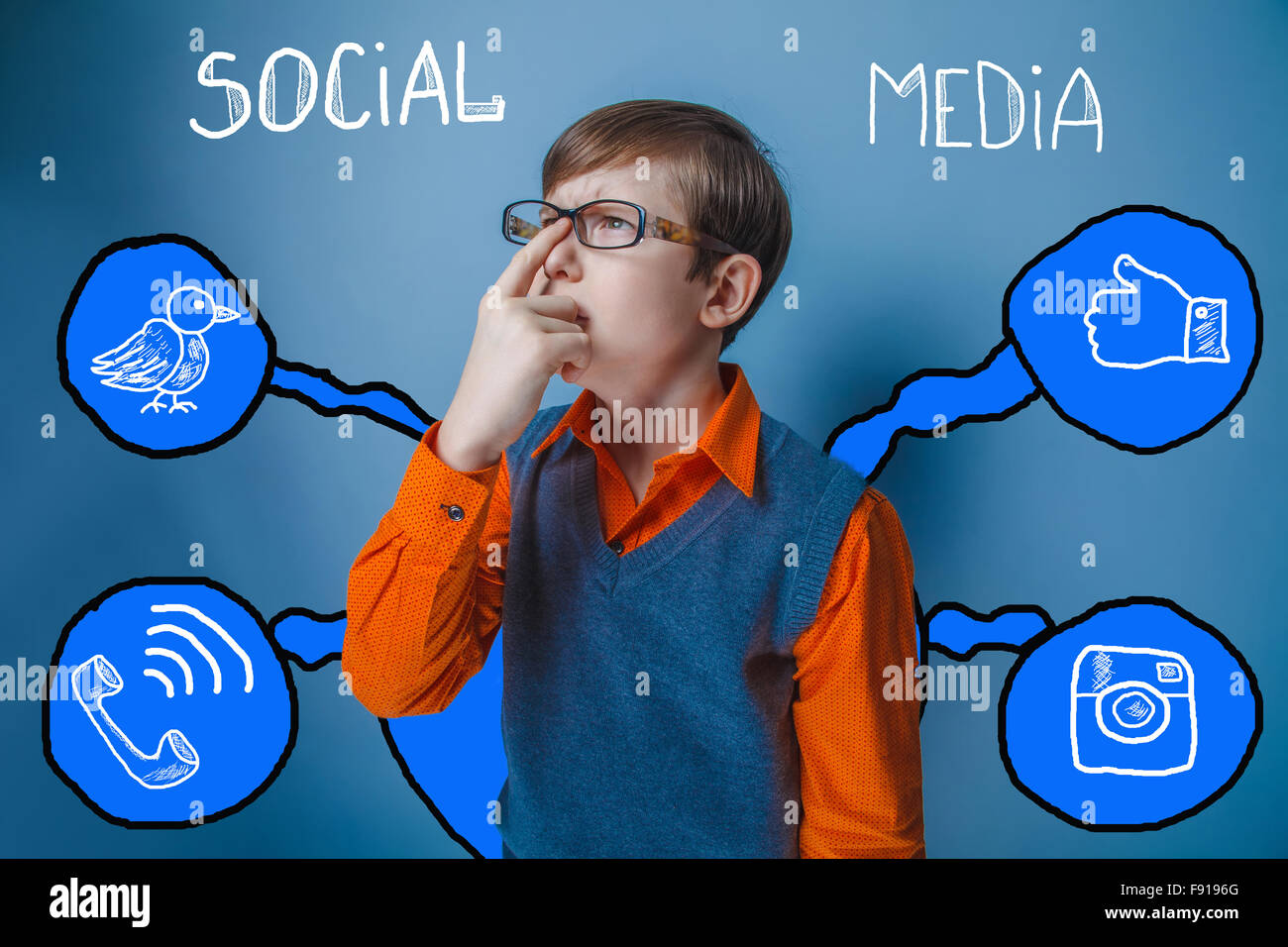 Teen boy indossando occhiali da sole dita corregge il pensiero scientifico Foto Stock