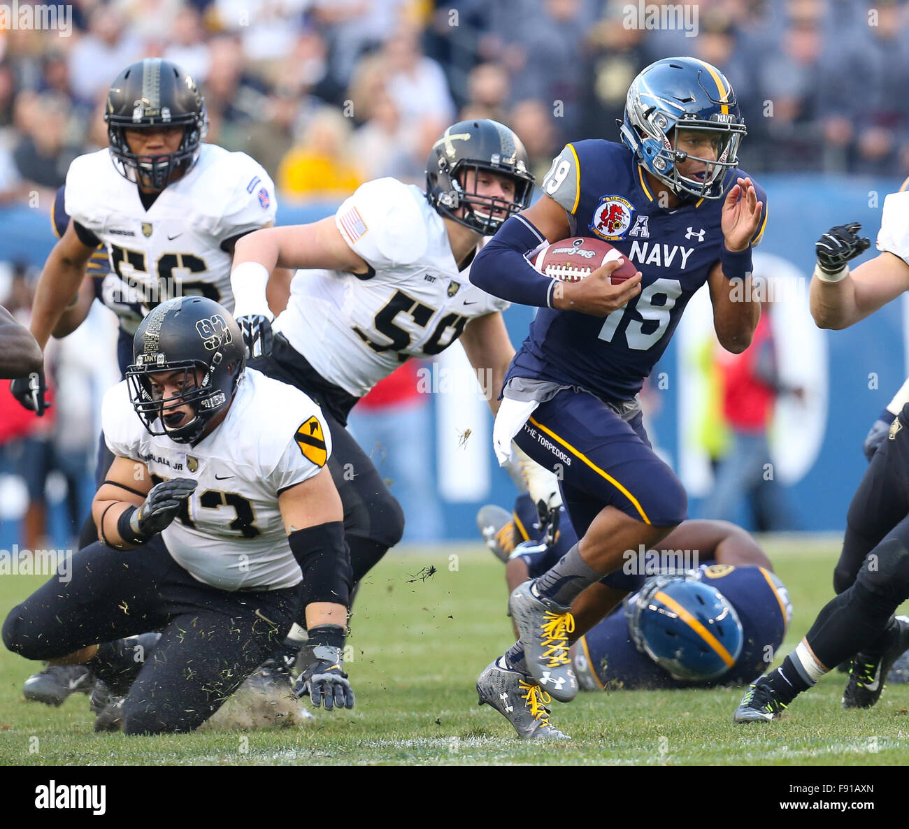 Philadelphia, Pa. 12 Dic, 2015. Navy aspiranti guardiamarina quarterback Keenan Reynolds (19) corre downfield durante un NCAA Football gioco tra esercito cavalieri neri e la marina militare aspiranti guardiamarina presso il Lincoln Financial Field di Philadelphia, Pa. Mike Langish/Cal Sport Media. © csm/Alamy Live News Foto Stock