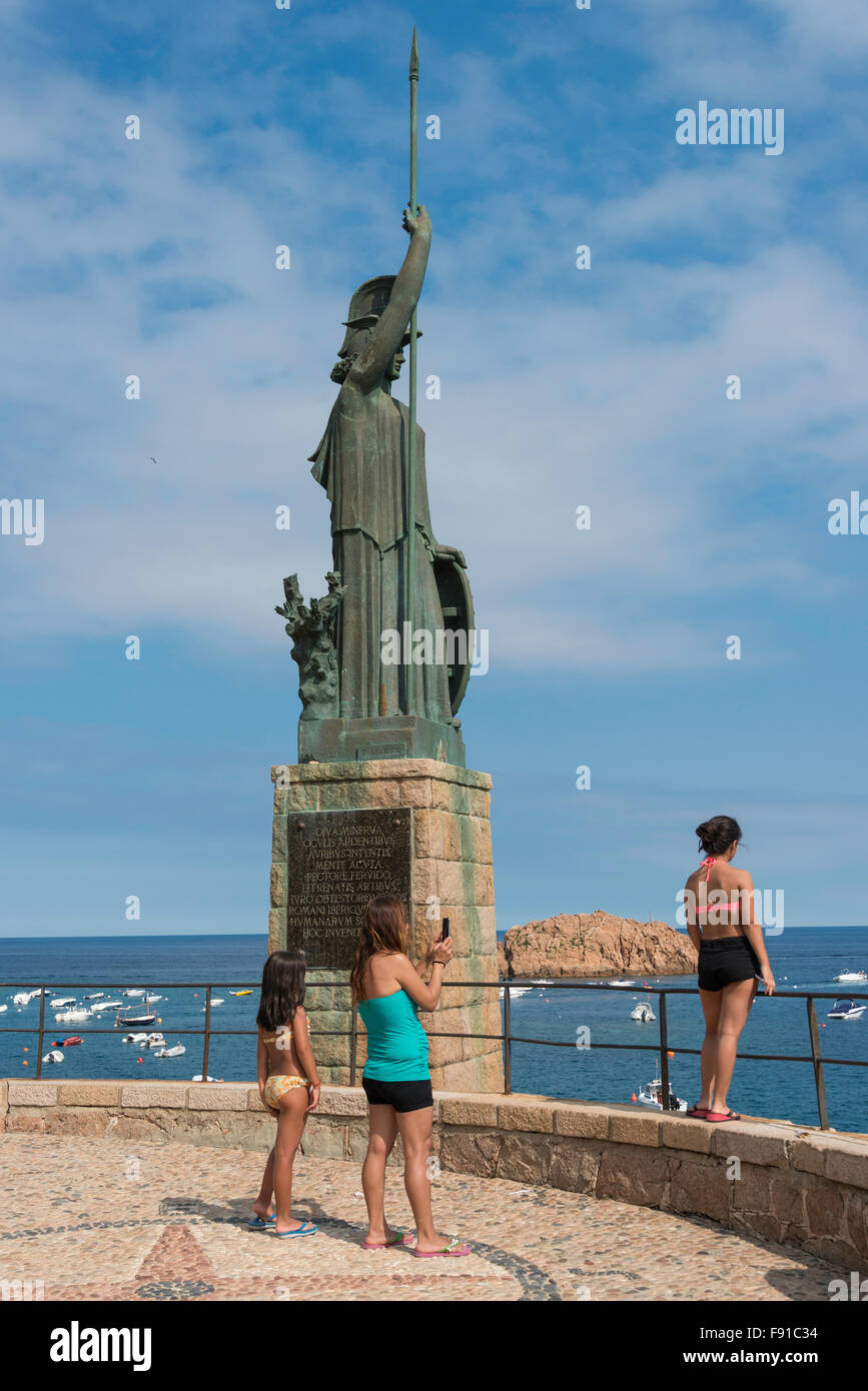 Dea romana Minerva statua sul lungomare, Platja Gran, Tossa de Mar, Costa Brava, provincia di Girona, in Catalogna, Spagna Foto Stock