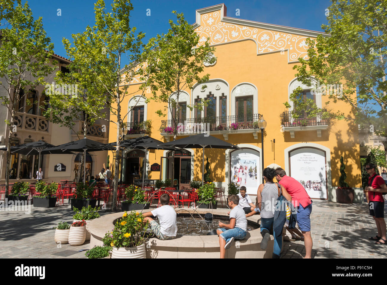 Fontana a La Roca Village (Designer Outlet Shopping), La Roca del Vallès, Barcellona, provincia di Barcelona, Catalogna, Spagna Foto Stock