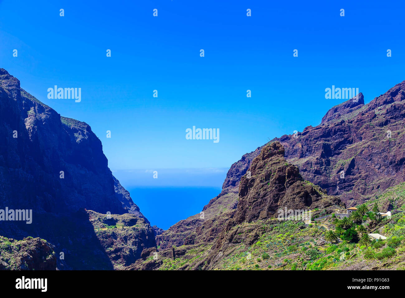 Montagne Rocciose panorama sull'isola di Tenerife in Spagna al giorno con cielo blu Foto Stock