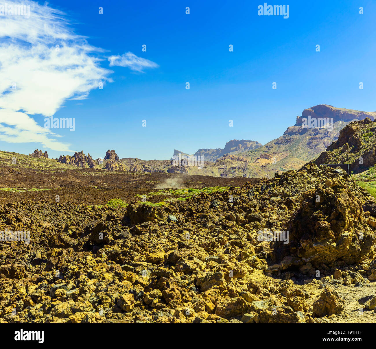 Montagne Rocciose in orizzontale sul Parco Nazionale del Teide sull'isola di Tenerife in Spagna nella giornata di sole Foto Stock