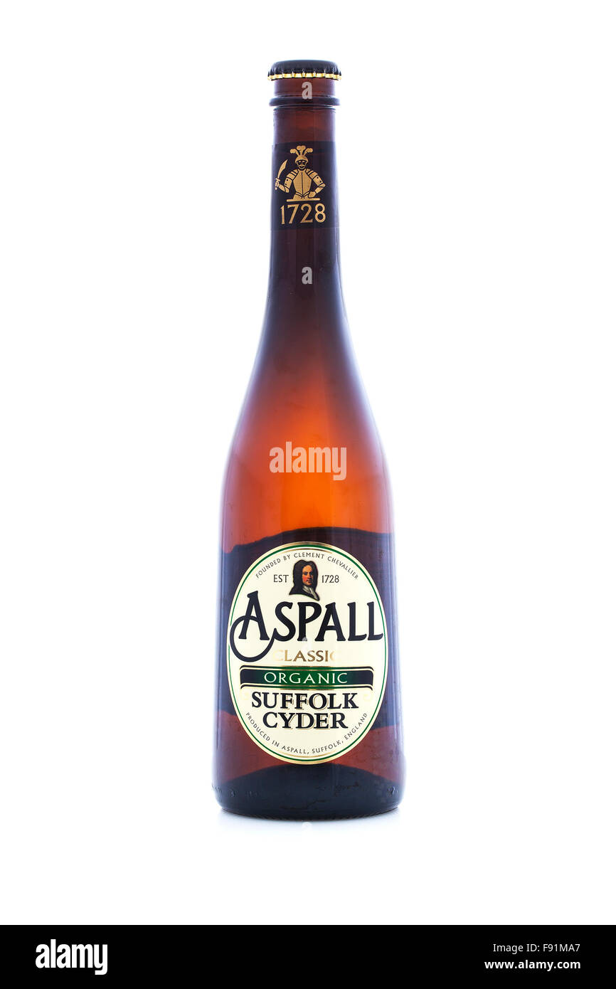 Bottiglia di Aspall classico sidro organico su sfondo bianco Foto Stock